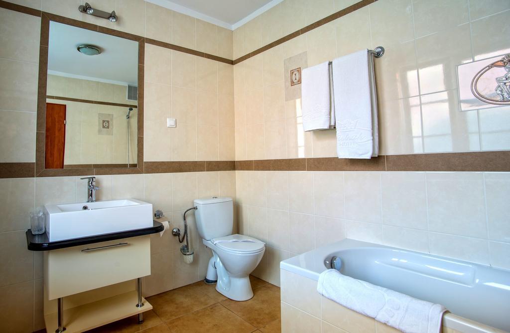 Hotel Adalbertus Γκνιέζνο Δωμάτιο φωτογραφία