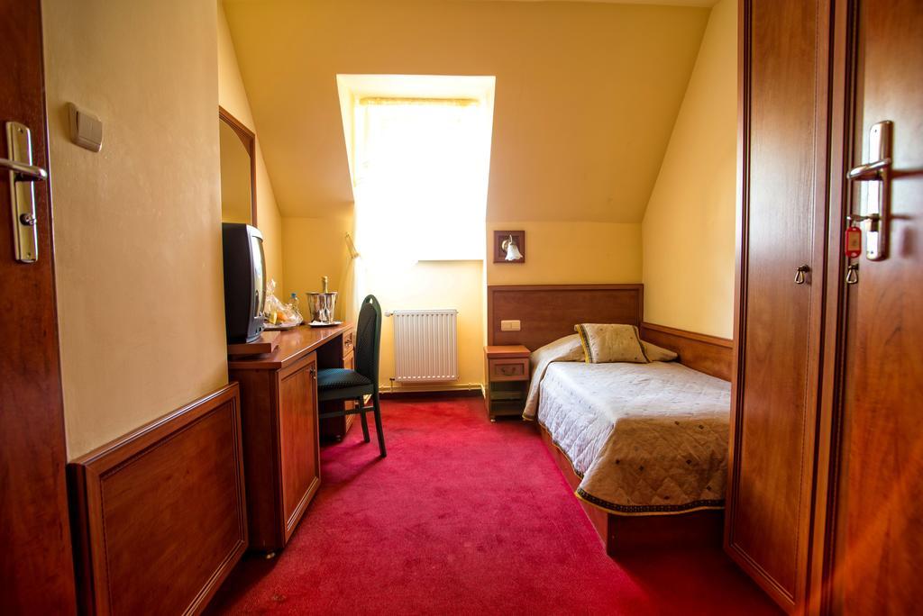 Hotel Adalbertus Γκνιέζνο Δωμάτιο φωτογραφία